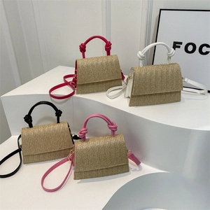 Petits sacs tissés minimalistes avec poignées nouées et bandoulières en quatre coloris