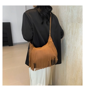Gros plan détaillé du sac hobo à franges marron avec une texture daim et détails en métal