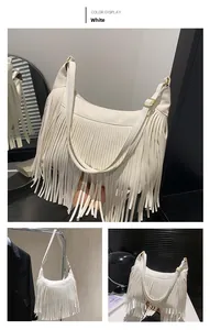 Détail du sac blanc en similicuir grainé avec de longues franges bohèmes