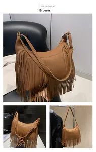 Détail d'un sac à franges marron avec texture cuir grainé et bandoulière réglable