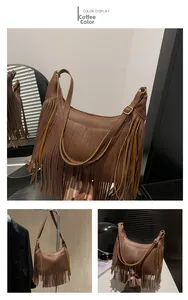 Détail du sac bandoulière en cuir marron avec de longues franges et boucle dorée