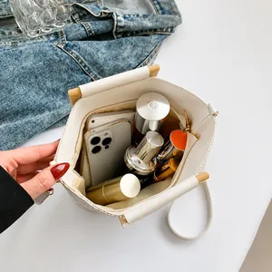 Vista superior del interior del bolso tipo cubo trenzado blanco con gran capacidad