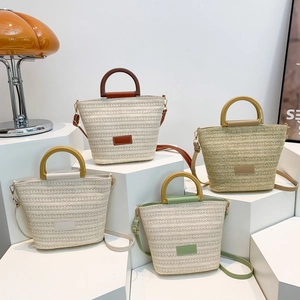 Bolsos de cubo tejidos en cuatro colores sobre soportes geométricos modernos