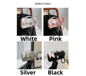 Collage de quatre grands sacs à main en blanc, rose, argent et noir avec foulard en soie