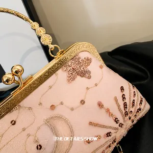 Détail du sac de soirée à paillettes roses avec poignée anneau doré et fermoir métallique