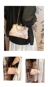 Détails de broderie à paillettes et fermoir en métal vintage sur ce sac de soirée