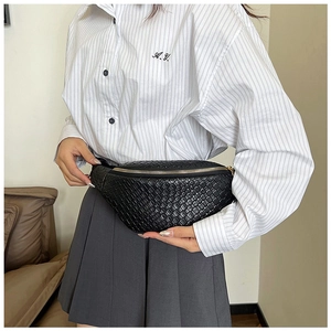 Dettaglio borsa a mezzaluna in pelle PU intrecciata nera con cerniera dorata fine