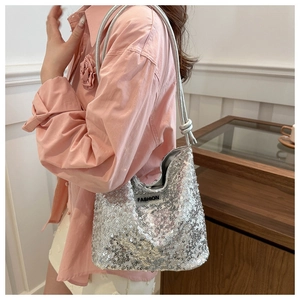 Silberne Pailletten-Beuteltasche mit Fashion-Label und geknotetem Schultergurt-Detail
