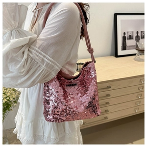 Nahaufnahme der rosa Pailletten-Unterarmtasche mit Fashion-Patch und Lederriemen