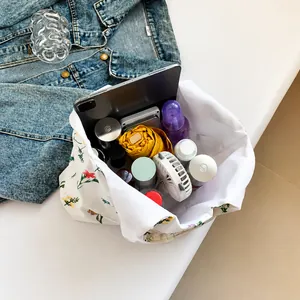 Interno spazioso della borsa tote in tela floreale con spazio per tablet e oggetti