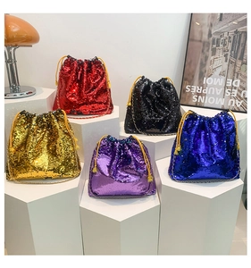 Pailletten-Beuteltaschen in fünf Farben mit Metallkettenriemen und glänzender Oberfläche
