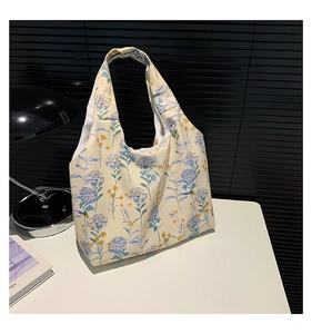 Détail du sac cabas en toile avec motifs d'hortensias bleus pour usage quotidien