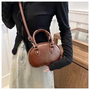 Dettaglio mini borsa in pelle testa di moro con rivetti argentati e doppi manici a mano