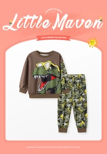 Détail du sweat à capuche dinosaure marron avec pantalon camouflage pour garçon