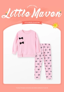Détail de la tenue rose pour fille avec imprimés nœuds et sweat à fentes latérales