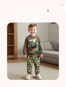 Ensemble sweat-shirt dinosaure et pantalon camouflage pour garçon dans un salon douillet