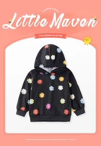 Dettaglio della felpa con cappuccio nera e fiori colorati per bambine di 2-7 anni