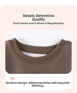 Détail de l'encolure ronde côtelée avec coutures renforcées sur un sweat-shirt marron