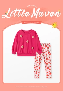 Détail ensemble fille avec patchs fraises 3D et legging à fleurs en coton doux