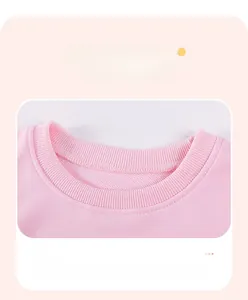 Gros plan d'un haut en maille rose avec encolure côtelée double et coutures précises
