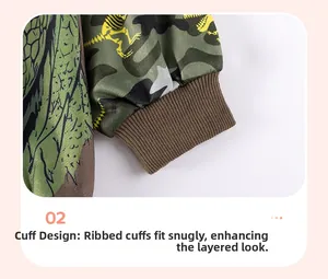 Détail du sweat dinosaure camouflage vert avec poignets côtelés marron pour le confort