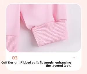 Détail du haut rose avec poignets en tricot côtelé élastique pour ensemble automne fille