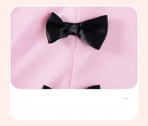 Détail du tissu en maille rose avec un nœud papillon 3D en satin noir pour fille