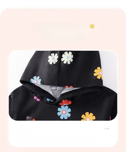 Dettaglio felpa con cappuccio nera per bambina con vivaci stampe floreali colorate