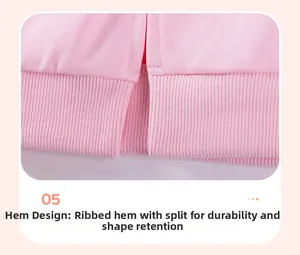 Détail de l'ourlet en maille côtelée rose avec fente latérale pour tenue d'enfant