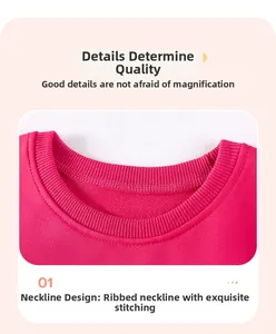 Détail de l'encolure côtelée du sweat-shirt fraise rose rouge avec couture plate