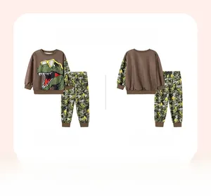 Vue à plat d'un ensemble sweat dinosaure et pantalon camouflage pour garçon dos et face