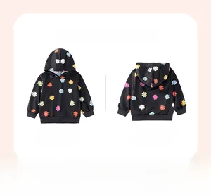Vista dettagliata fronte e retro della felpa nera con cappuccio a fiori da bambina