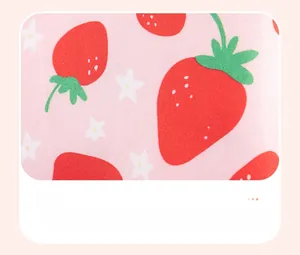 Détail du tricot rose avec des imprimés de fraises vives et de petites fleurs blanches