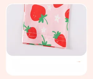 Détail de l'ourlet du pantalon en coton avec motif fraise et double couture précise