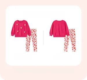 Détail d'ensemble de détente fraise pour filles avec applique 3D et bords-côtes