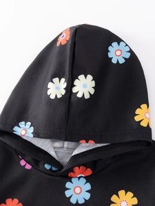 Felpa con cappuccio nera da bambina con stampe di margherite colorate per autunno
