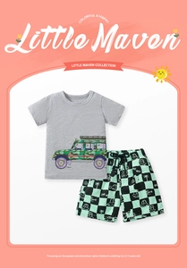 Dettaglio completo di set estivo da bambino con t-shirt grigia e stampa di camion