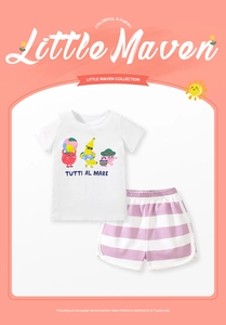 Détail du t-shirt en coton imprimé fruits et du short à rayures violettes pour fille
