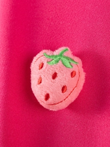 Ensemble fille rose vif à manches longues avec une applique fraise en peluche 3D