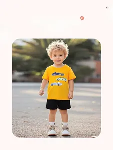 Détail d'un ensemble en coton pour garçon avec t-shirt orange voitures et short noir