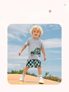 Dettagli del completo estivo da bambino con t-shirt grigia fuoristrada e pantaloncini