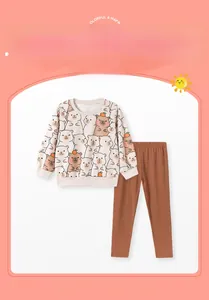 Détail d'ensemble d'automne pour fille avec sweat à manches longues et pantalon