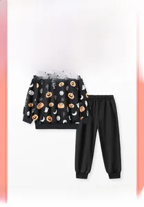 Détail d'un ensemble Halloween pour bambins avec motifs citrouilles et fantômes festifs