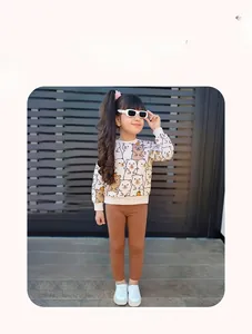 Détail du sweat à manches longues fille avec imprimés ours et citrouilles sur coton blanc