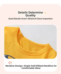Détail de l'encolure en coton doux de ce t-shirt jaune pour garçons avec des voitures