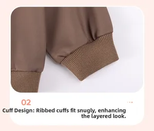 Gros plan du poignet côtelé marron pour ensemble de vêtements d'automne enfant