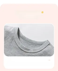 Dettaglio del girocollo a costine su questa t-shirt in cotone lavorato a maglia grigia