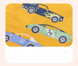 Détail d'un t-shirt jaune pour garçon en coton avec imprimés de voitures de course