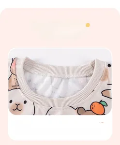 Détail de l'encolure côtelée avec double surpiqûre sur le haut à motif d'ours pour enfant