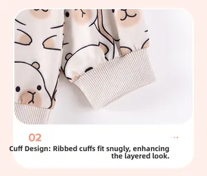 Détail des poignets élastiques en maille côtelée pour ensemble fille à motif d'ours